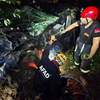 Rize'de otomobil devrildi: 2 ölü, 1 yaralı