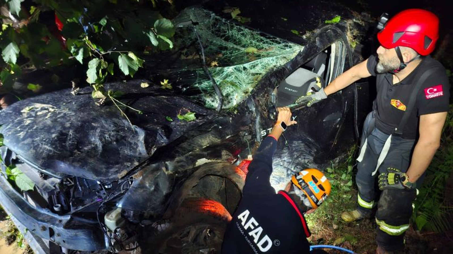 Rize'de otomobil devrildi: 2 ölü, 1 yaralı