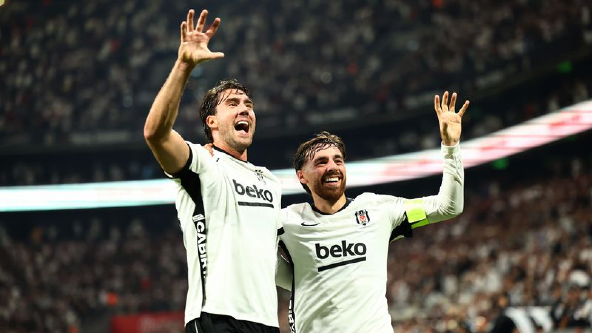 Beşiktaş 2026-2027 yaz transfer döneminde 10 futbolcu kadrosuna katı, 21 oyuncu ayrıldı
