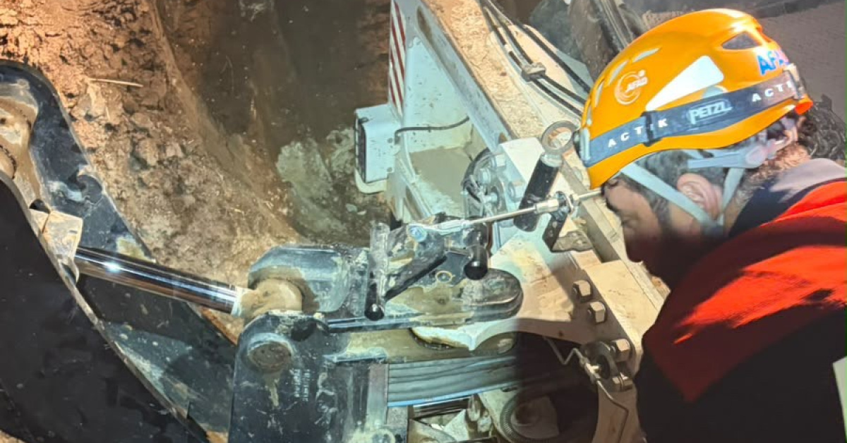 Elazığ'ın Ağın ilçesinde su boru hattı çalışmasında toprak altında kalan işçi hayatını kaybetti
