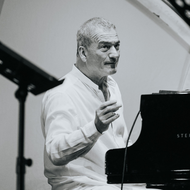 Kerem Görsev'den 3 günde 3 konser