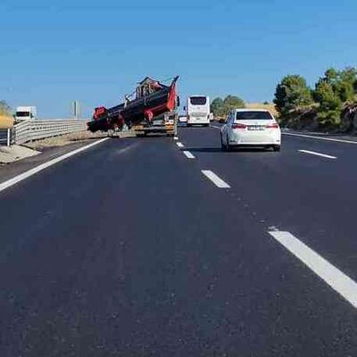 Otomobil karşı şeride uçtu: 1 ölü, 7 yaralı