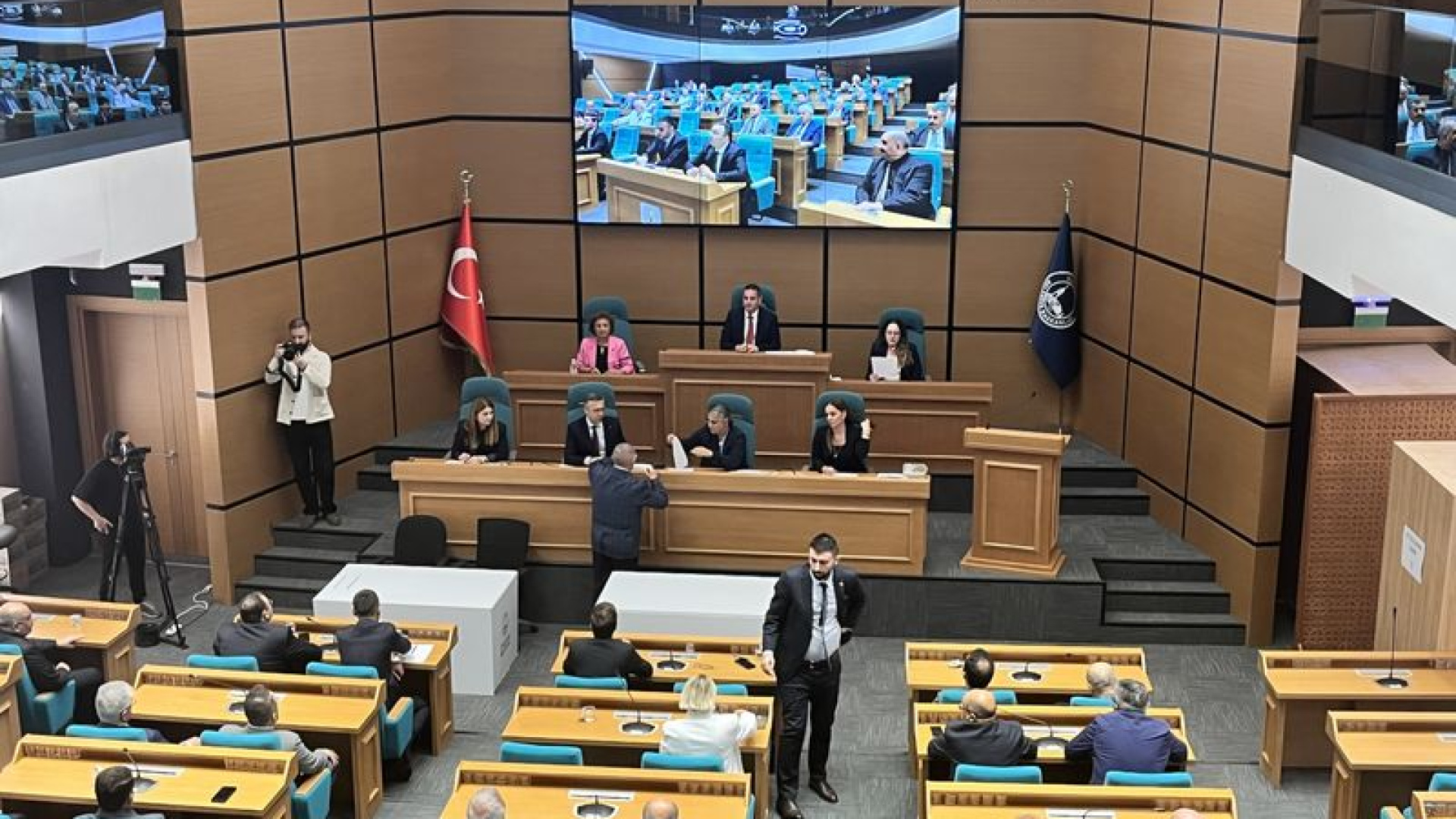 Üsküdar'da belediye başkanlığı seçiminde Cumhur İttifakı 22, CHP 20 oy aldı