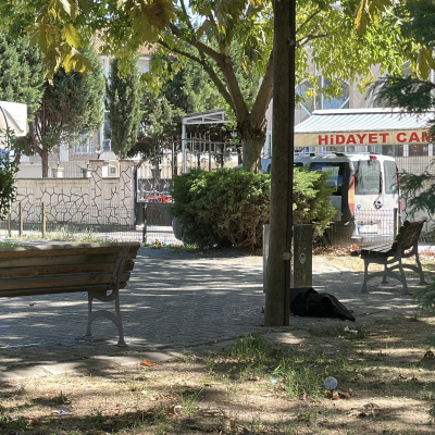 Caminin parkındaki bankta şüpheli ölüm