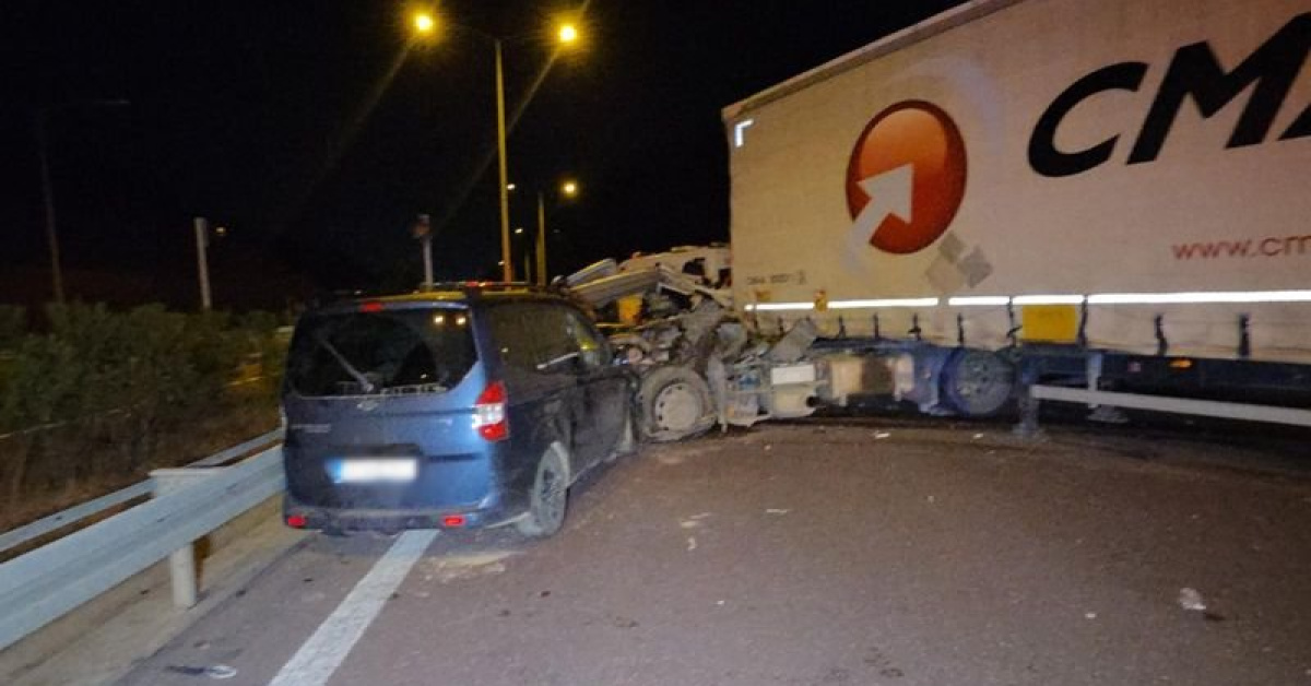 Bursa'da 3 araç kazaya karıştı: 1 ölü, 7 yaralı