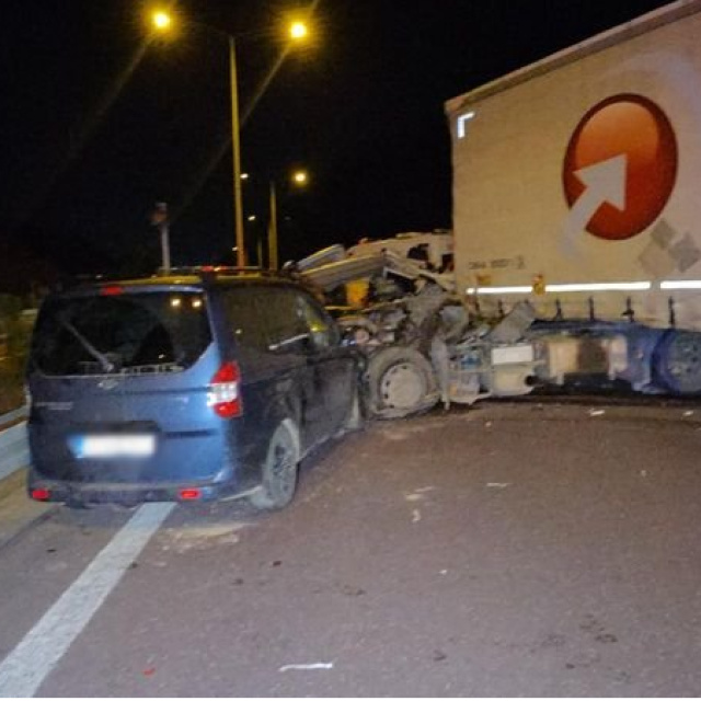 Bursa'da 3 araç kazaya karıştı: 1 ölü, 7 yaralı