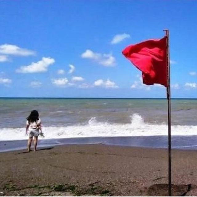 Bir kentte sahile kırmızı bayrak çekildi