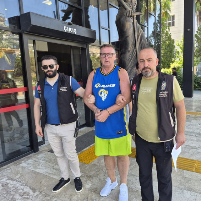 Bayrağımıza hakaret eden İngiliz tutuklandı