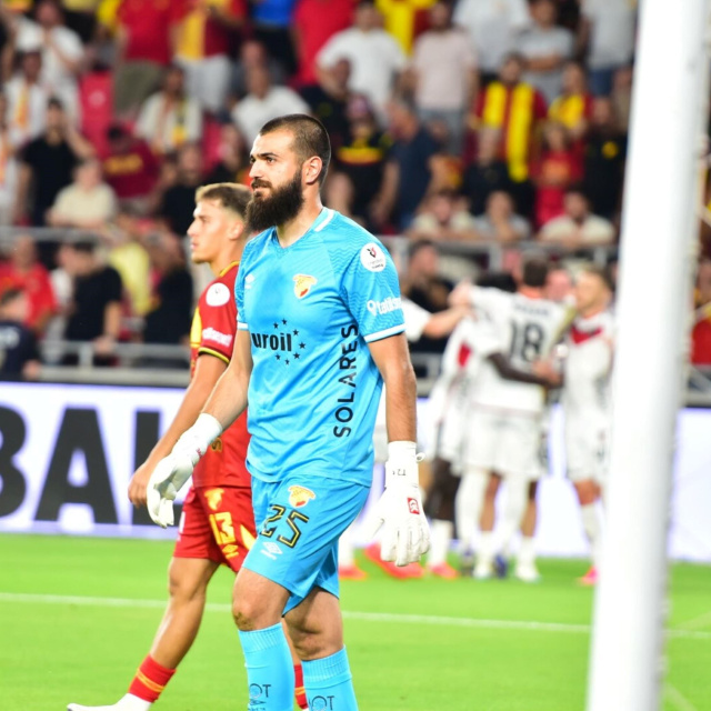 Göztepe kalesini kapatamıyor!