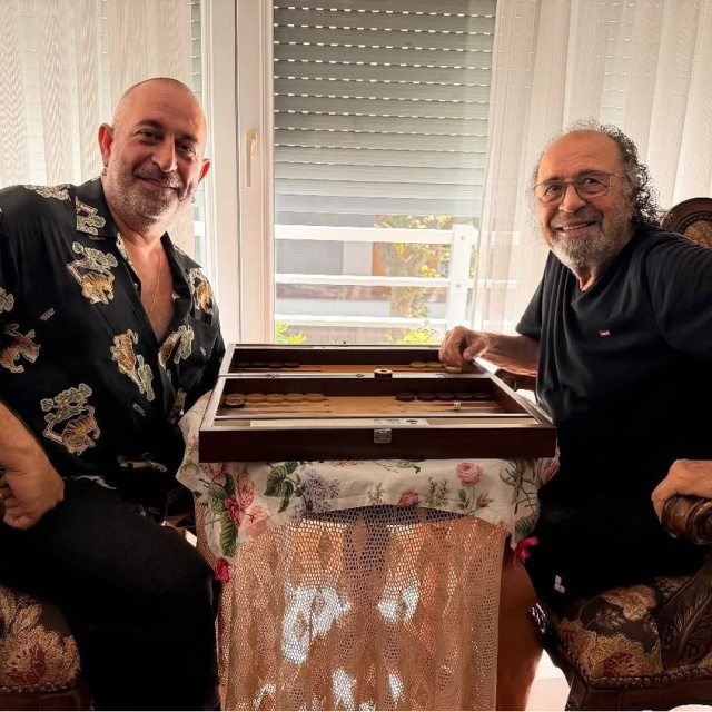 Babasıyla tavla oynadı