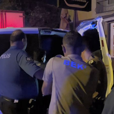Eşine ve polislere saldırdı! Yakalandı!