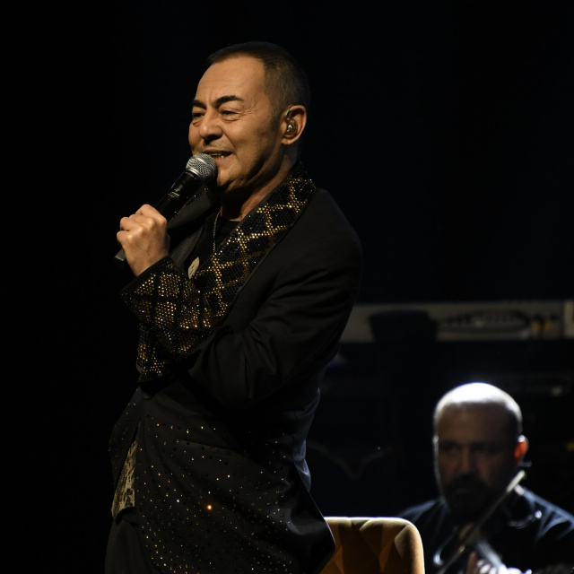 Serdar Ortaç'tan eski eşine tebrik