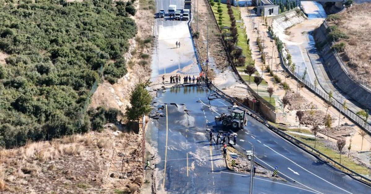 Başakşehir'de Boru Patlaması: Caddeyi Su Bastı, Yol Çöktü