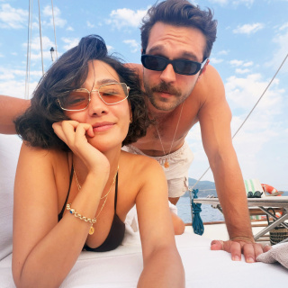 Aşıkların tatil pozu