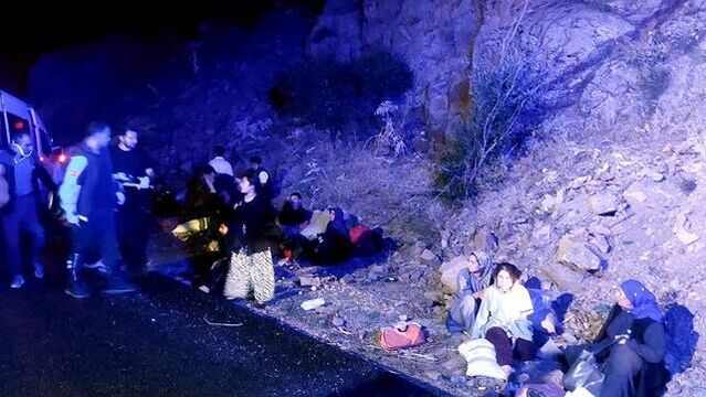 23 yaralı! Minibüs ile kamyonet çarpıştı