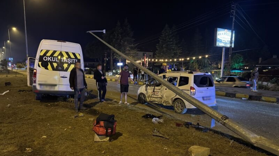 Düğün dönüşü kaza: 21 yaralı