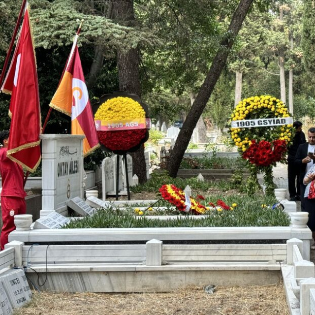 Metin Oktay kabri başında anıldı
