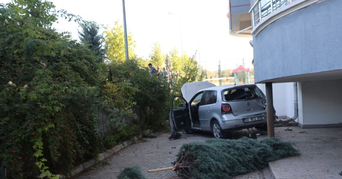 Otomobil apartmanın bahçesine düştü: 1 yaralı