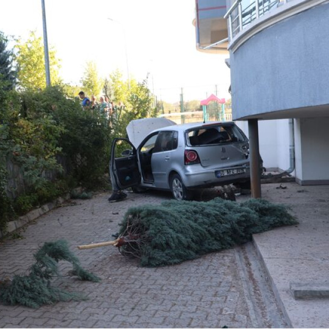 Otomobil apartmanın bahçesine düştü: 1 yaralı
