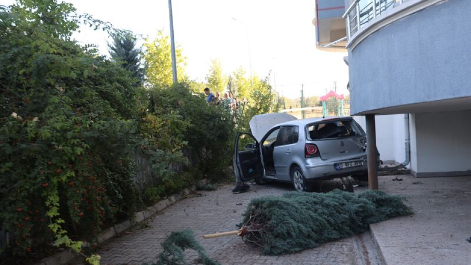 Otomobil apartmanın bahçesine düştü: 1 yaralı
