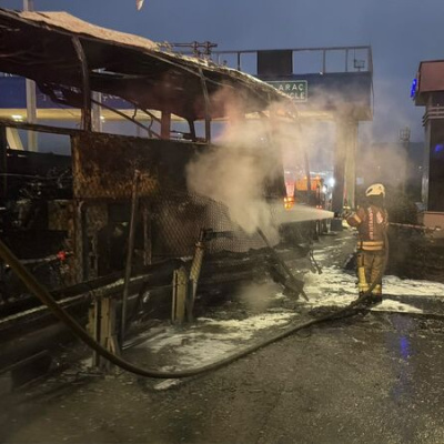 Bariyerlere çarptı: 2 kişi öldü, 4 kişi yaralandı
