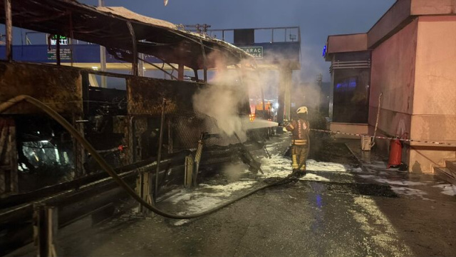 Bariyerlere çarptı: 2 kişi öldü, 8 kişi yaralandı