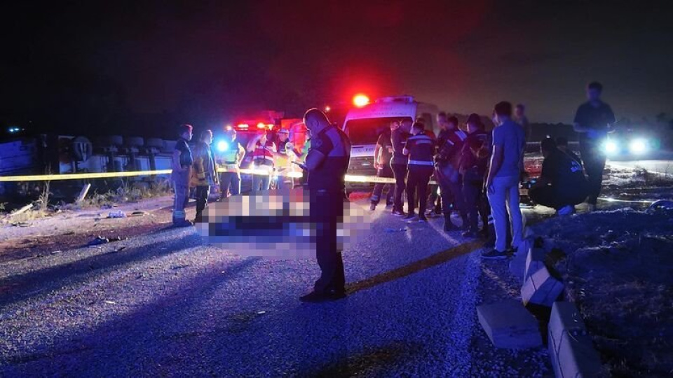 Hatalı sollama yapan TIR, motosiklete çarptı: 2 ölü