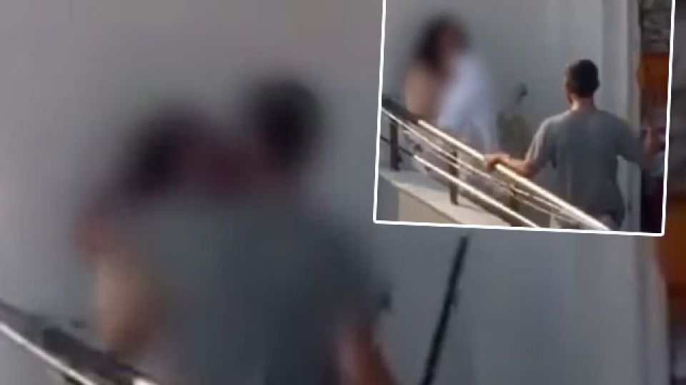 Vicdan kanatan görüntü... Balkonda kadına sopalı şiddet!