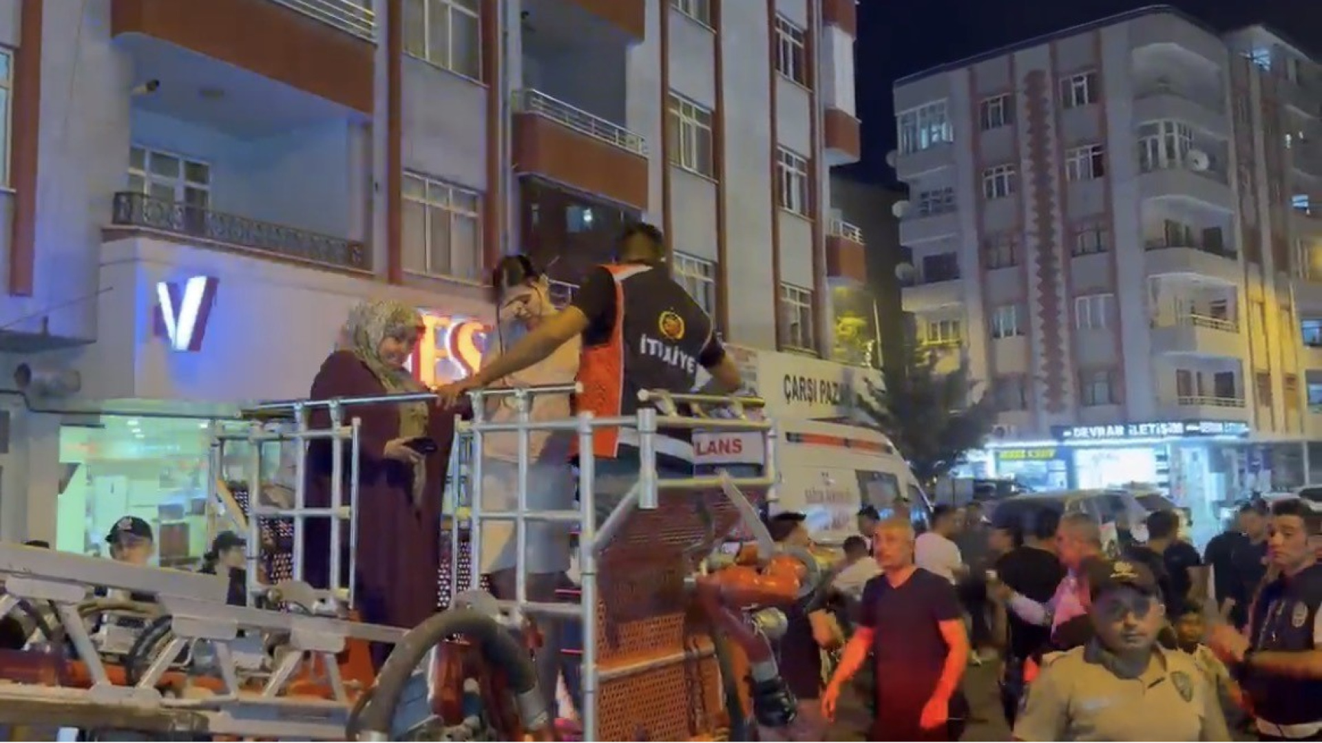 Iğdır’da yangın: 18 kişi tahliye edildi haber görseli