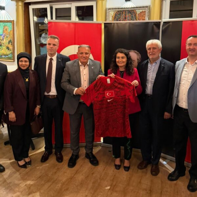 Stuttgart Başkonsolosu Kaçar'a veda hediyesi