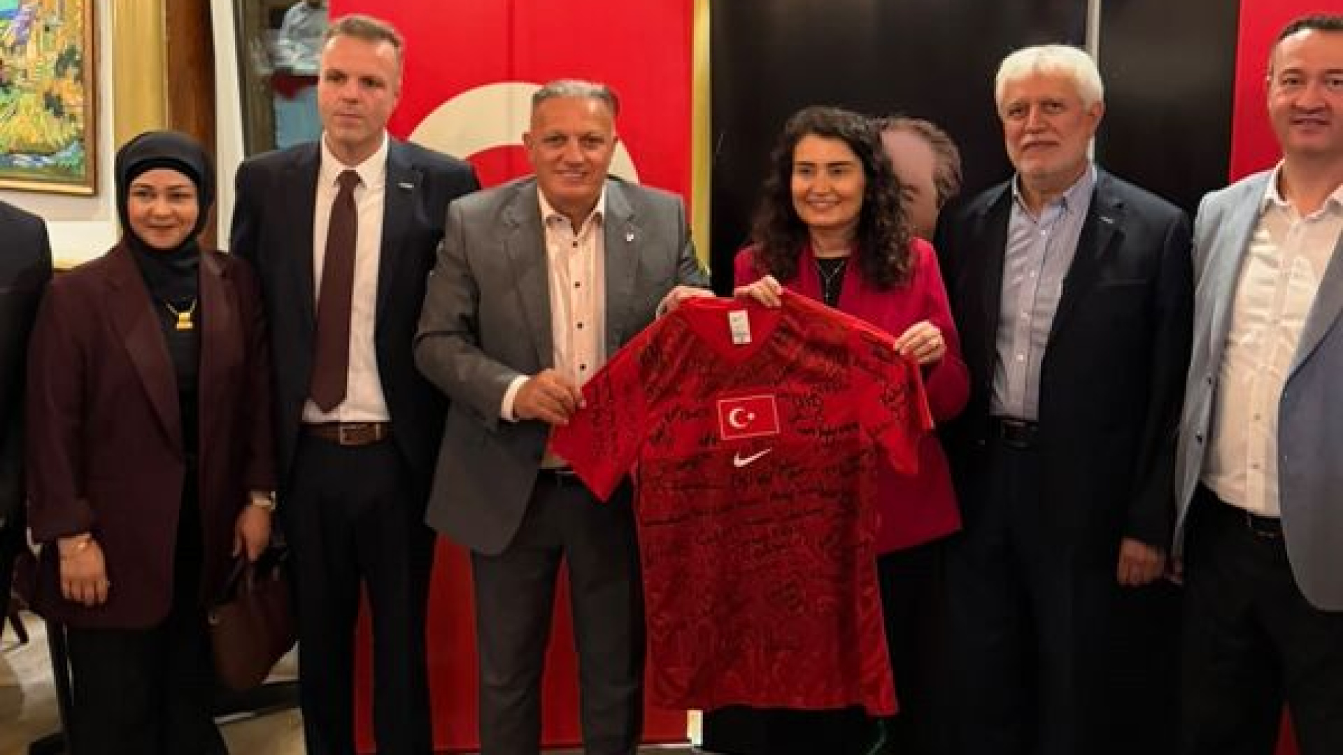Stuttgart Başkonsolosu Kaçar'a veda hediyesi haber görseli