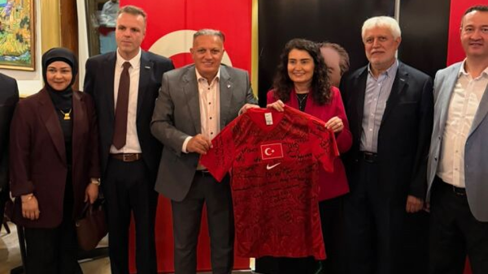 Stuttgart Başkonsolosu Kaçar'a veda hediyesi