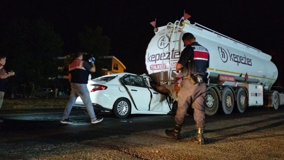 Manavgat'ta otomobil TIR'a çarptı: 1 ölü