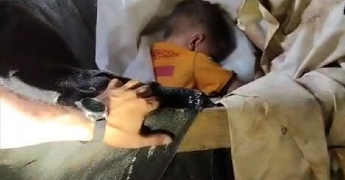 Kayıp olarak aranan 6 yaşındaki çocuk depodaki muşambalar arasında bulundu