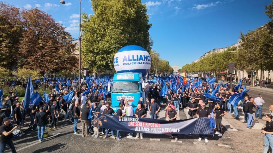Fransa'da zam isteyen polisler eylem yaptı
