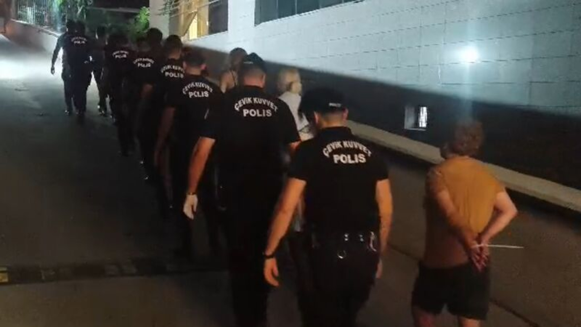 Mersin'de 'Ailem Güvende' operasyonunda 36 şüpheliden 28'i tutuklandı.
