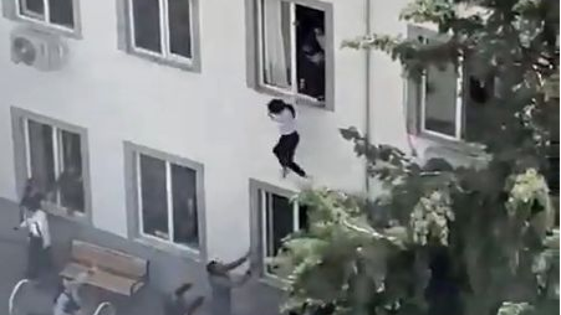 Öğrenciler can verirken okulu 'kıran' müdür!