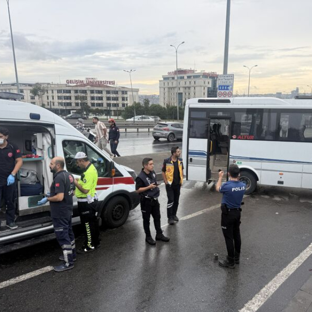 Avcılar'da servis midibüsü kazası