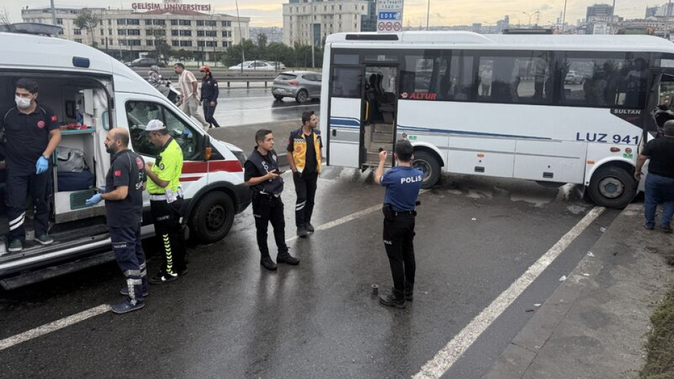 Avcılar'da servis midibüsü kazası