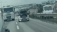 Bursa Nilüfer’de hareket halindeki otomobilde yapılan tamirat kameraya yansıdı