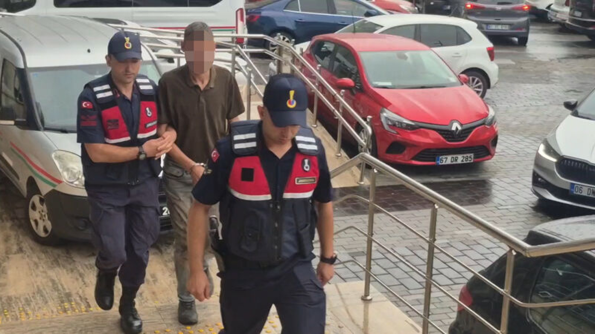 17 yaşındaki kızlarını yatağa zincirlediler