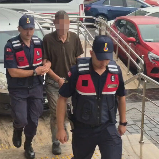 17 yaşındaki kızlarını yatağa zincirlediler