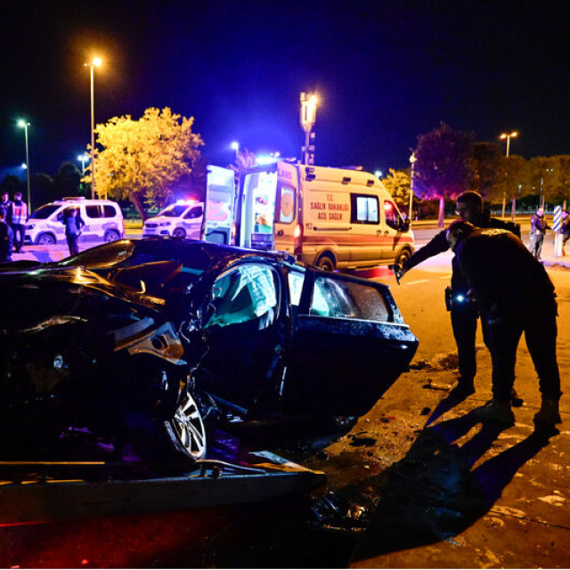 Maltepe'de iki otomobil çarpıştı: 2'si ağır 9 yaralı