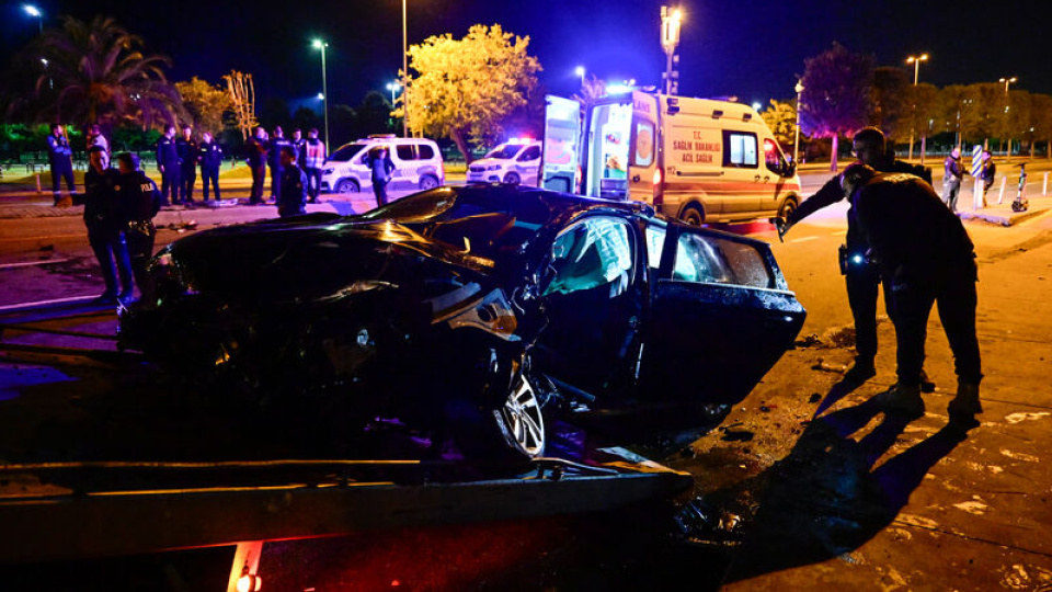 Maltepe'de iki otomobil çarpıştı: 2'si ağır 9 yaralı