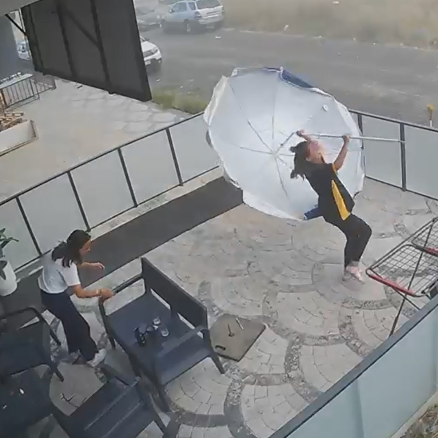 Şemsiye değil, genç kız uçtu