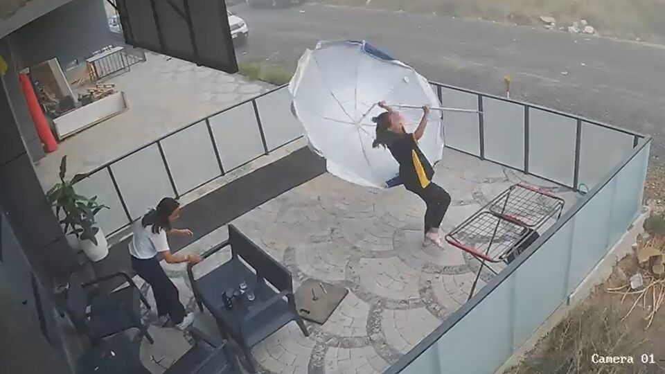 Şemsiye değil, genç kız uçtu