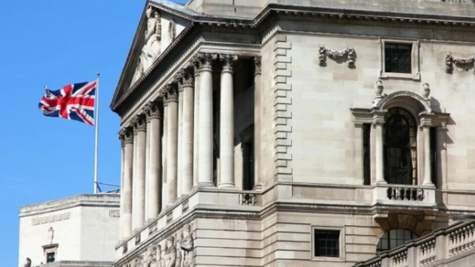 İngiltere Merkez Bankası faizi sabit bıraktı