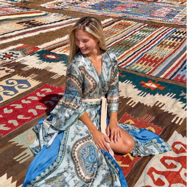 'Miss Aura' birincisi halı tarlasında!