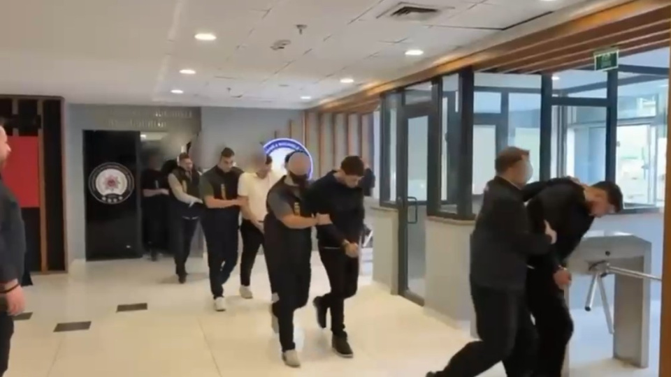 Kadın gibi davranıp tehdit ettiler!