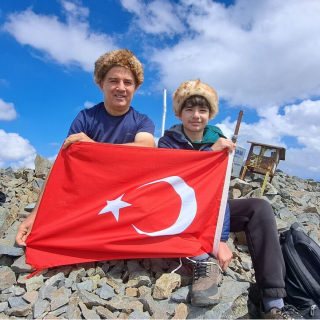 Bilgisayar yerine zirvelerde! 12'sinde 3. kez tırmandı!